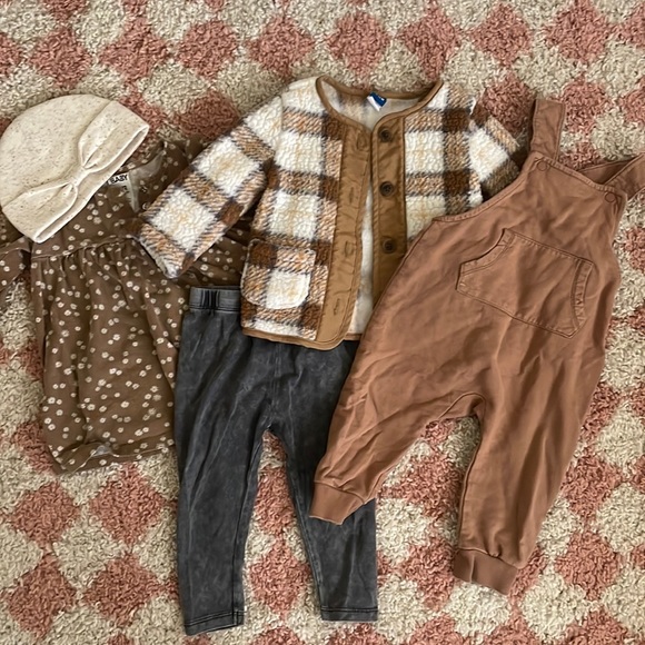 BABY GIRL NEUTRAL BUNDLE - Picture 1 of 5
